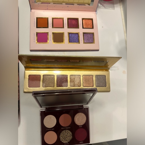 Eyeshadow pallets - Picture 1 of 2